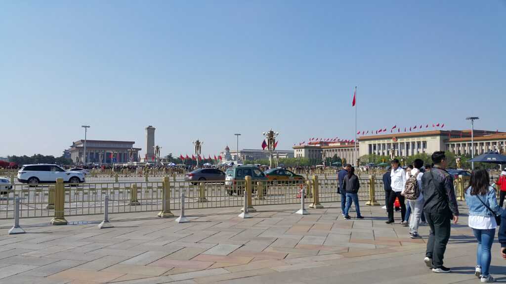 widok na plac spod Bramy Tiananmen